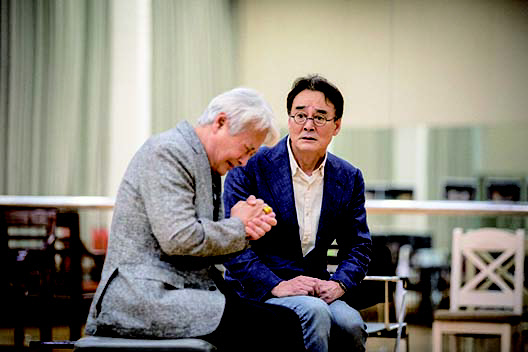 '두 교황'의 서인석 남명렬이 연기 연습을 하고 있는 모습.   [에이콤 제공]